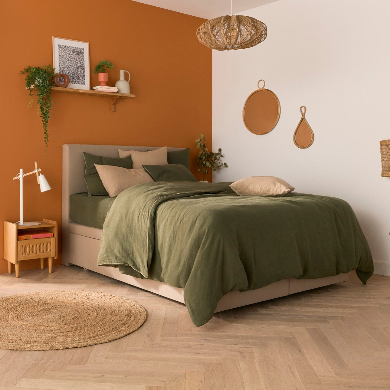 Lit coffre Bonnuit avec tête de lit Impériale, habillé de linge en lin lavé vert et beige dans une chambre apaisante