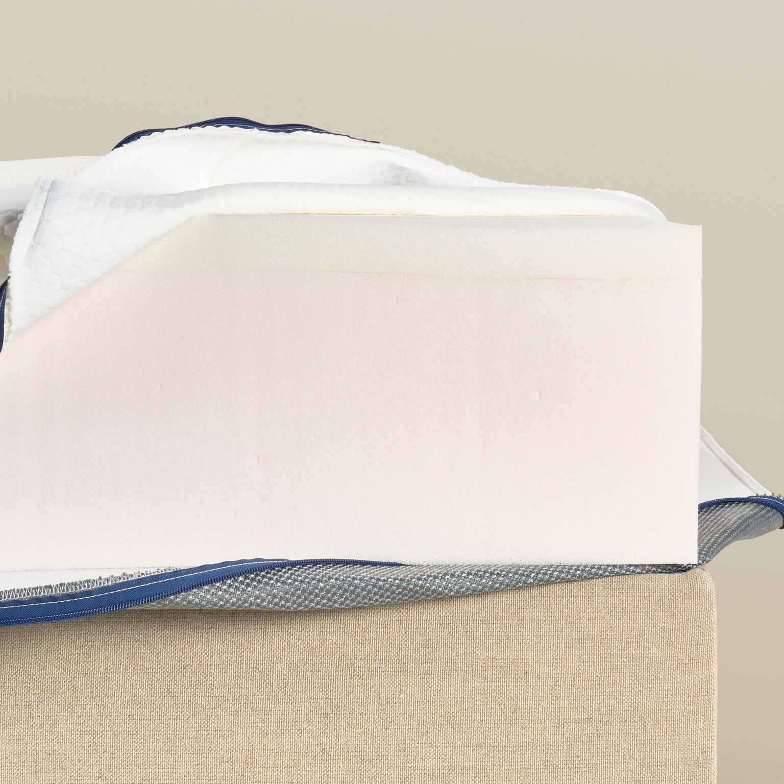 Vue intérieure du matelas L’Authentique Bonnuit avec housse ouverte, révélant la mousse ferme et la mémoire de forme