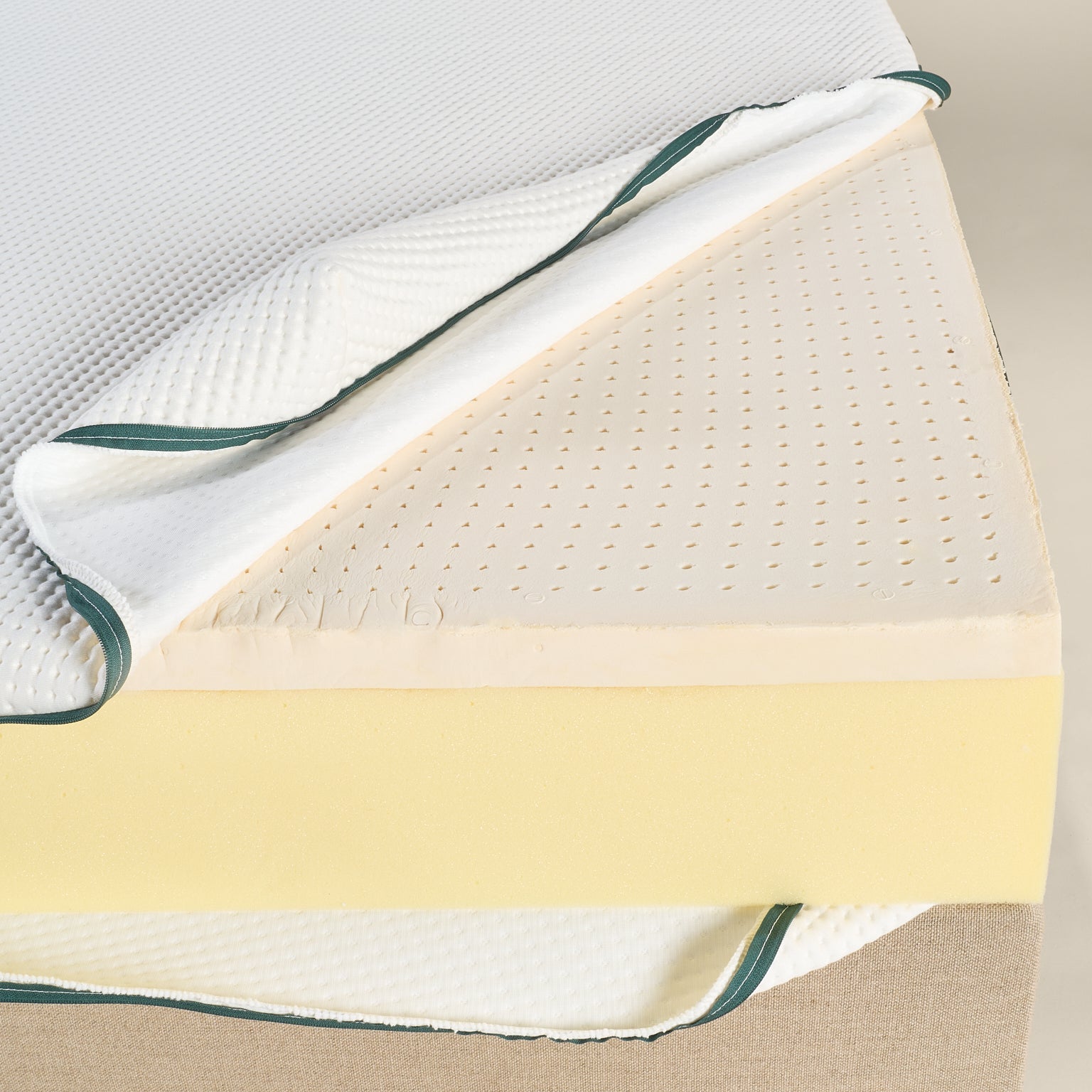 Vue intérieure du matelas L’Essentiel Bonnuit avec housse ouverte, révélant le latex naturel et la mousse
