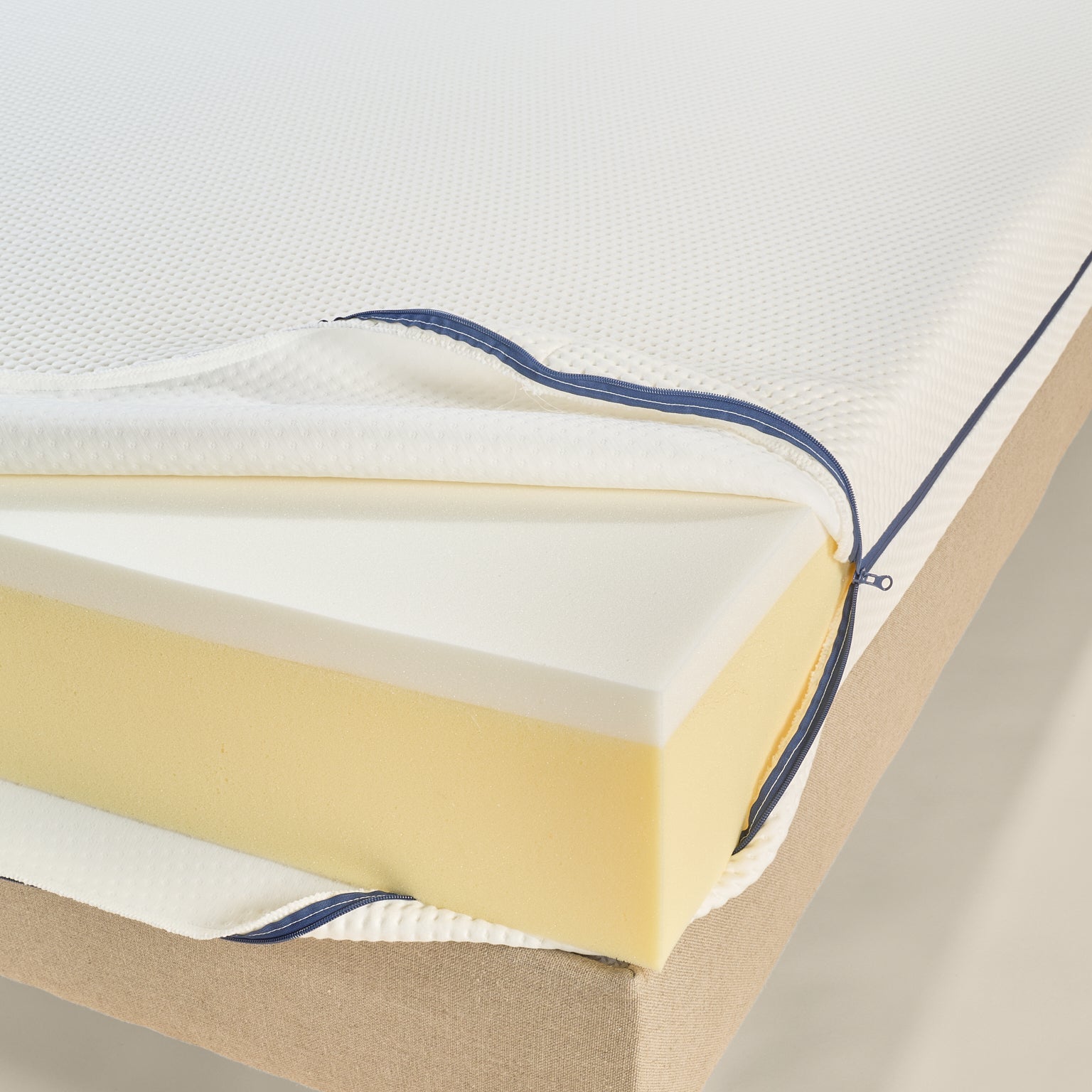 Vue intérieure du matelas Le Pratique avec détail des mousses et housse intérieure visible