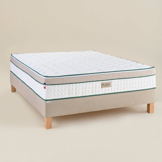Matelas Le Merveilleux Bonnuit en ressorts ensachés et latex naturel, vue 3/4 avec bande en lin lavé, liseret vert, logo brodé et drapeau français