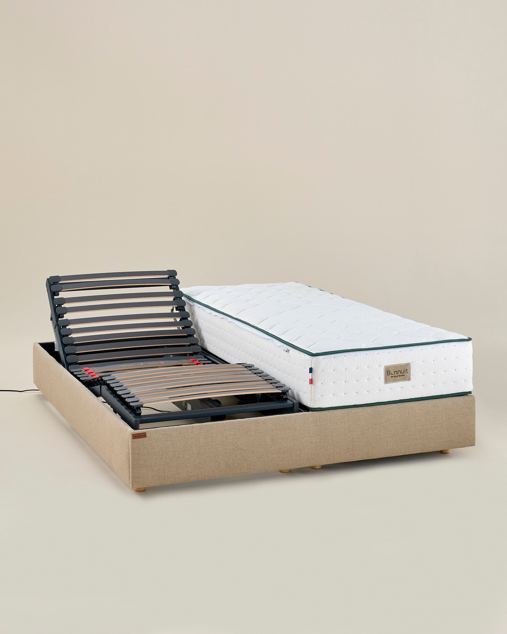 Sommier électrique Divin Bonnuit avec deux matelas Original séparés, présenté sur fond neutre