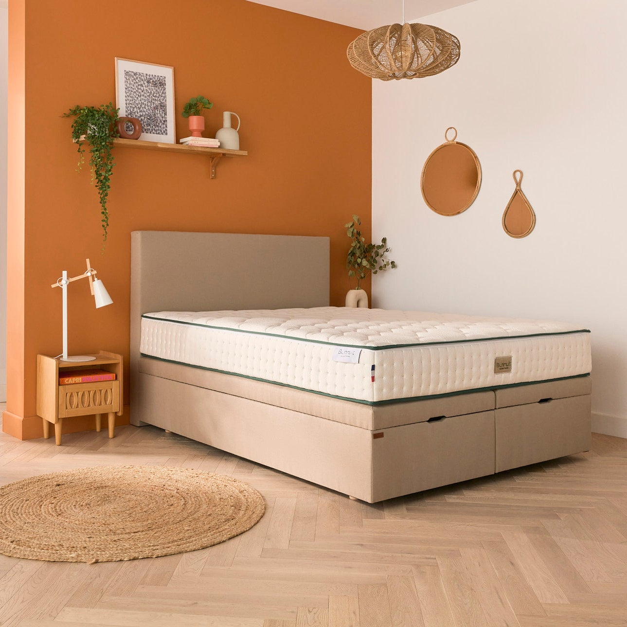 Sommier lit coffre Bonnuit avec tête de lit Impériale et matelas Original non habillé, en situation lifestyle