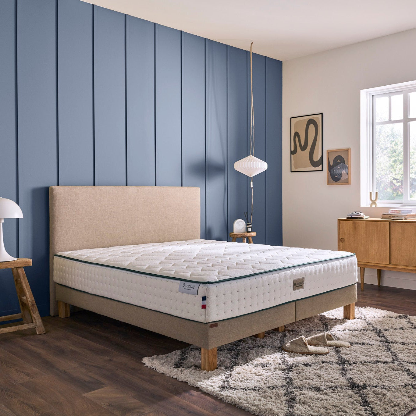 Matelas Original Bonnuit non habillé sur un sommier tapissier avec tête de lit Élégante, en situation lifestyle