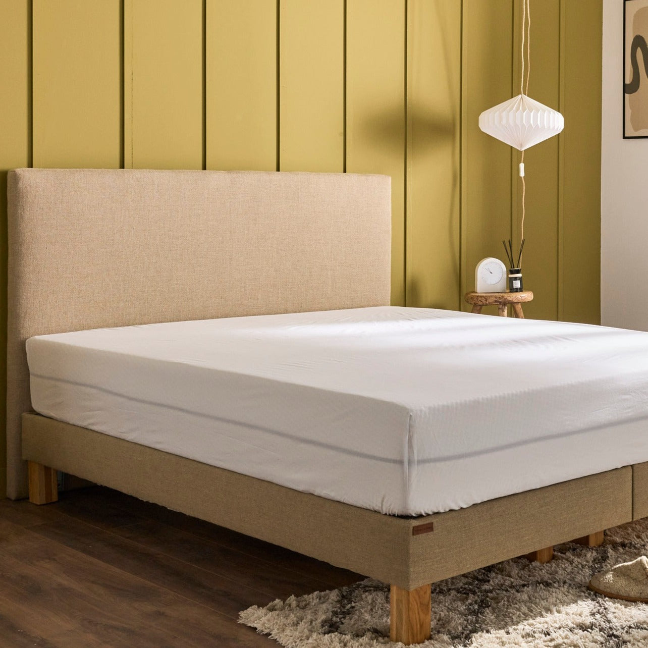 Chambre décorée avec lit Bonnuit habillé de linge en percale de coton blanche à liseré vert