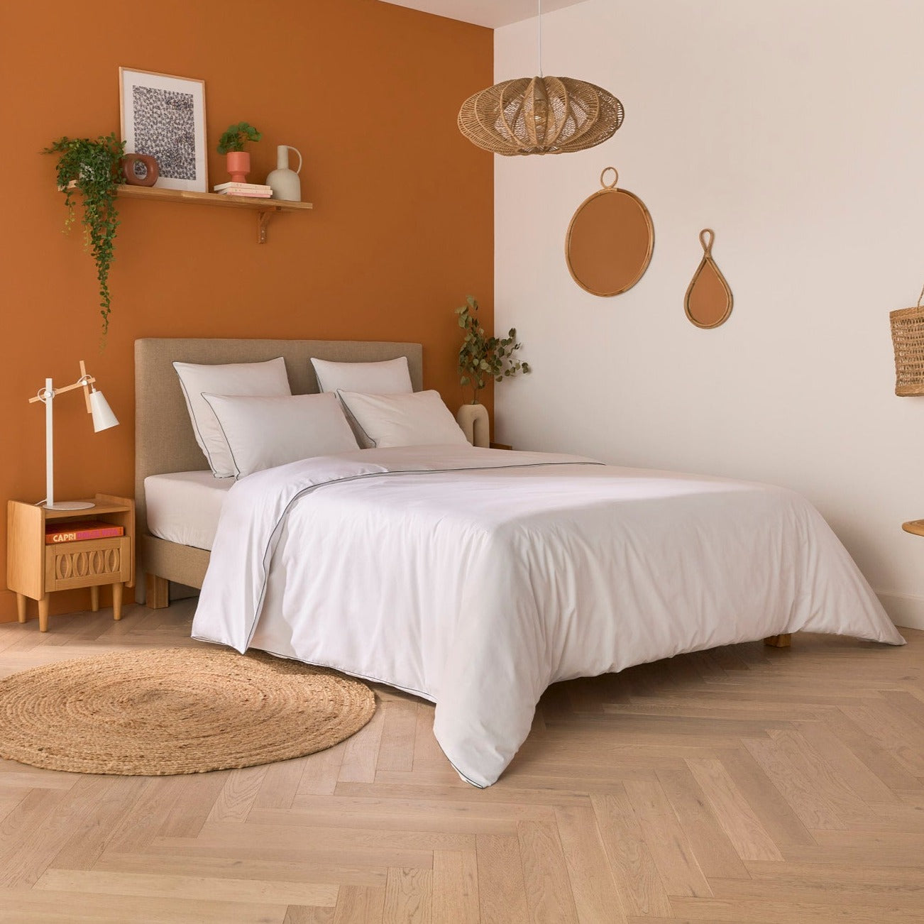 Lit habillé de linge de lit en percale de coton blanche avec liseré vert, oreillers, couette et matelas assortis