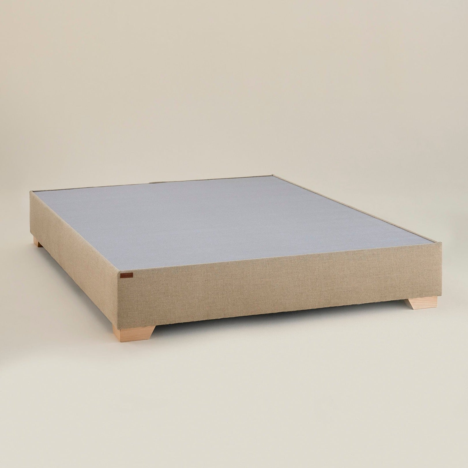 Sommier tapissier Royal Bonnuit en lin naturel, hauteur 24 cm, vu en angle