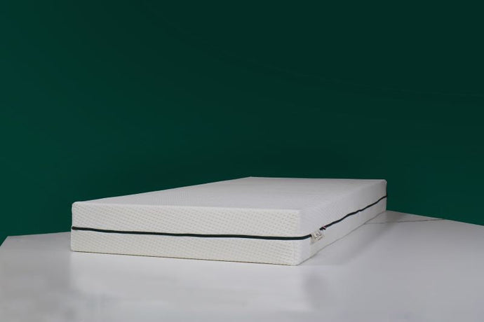 Matelas enfant : mousse ou latex, que choisir ?