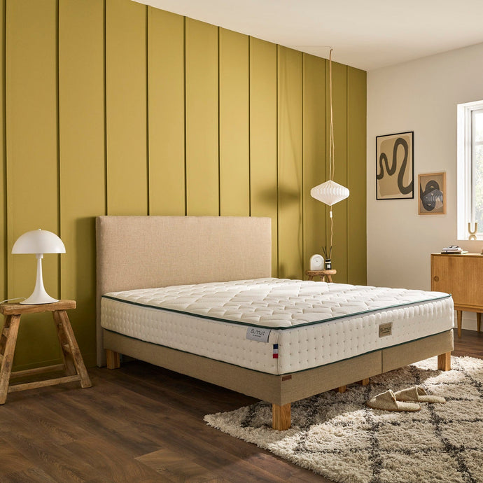 Comment puis-je fixer la tête de lit à mon sommier ?