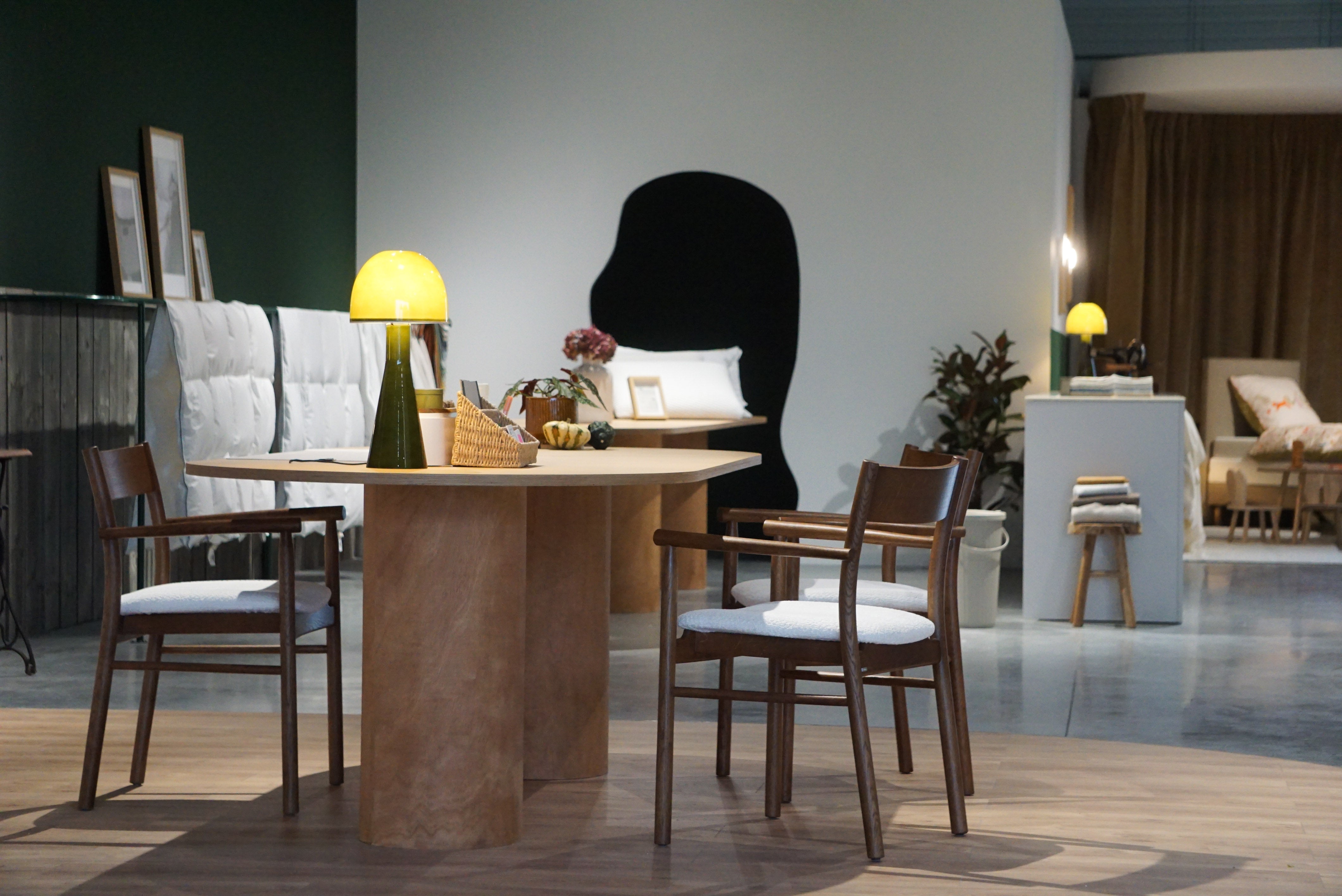 Coin bureau du magasin de literie de Lille.
Chaises et bureaux en bois avec une lampe de couleur verte
