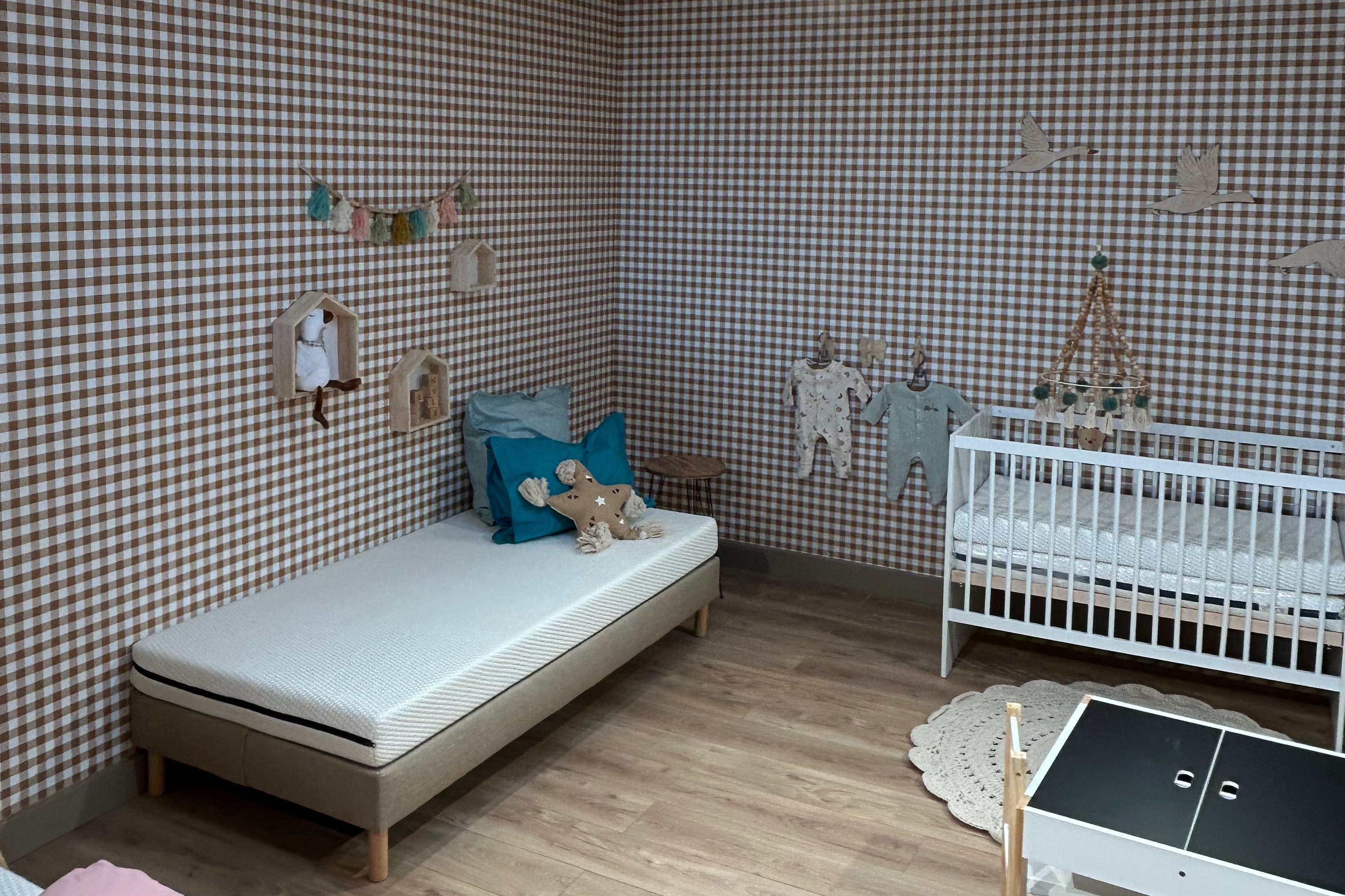 Coin enfant et bébé dans le magasin de literie Bonnuit à Bergues, aménagé pour accueillir les familles