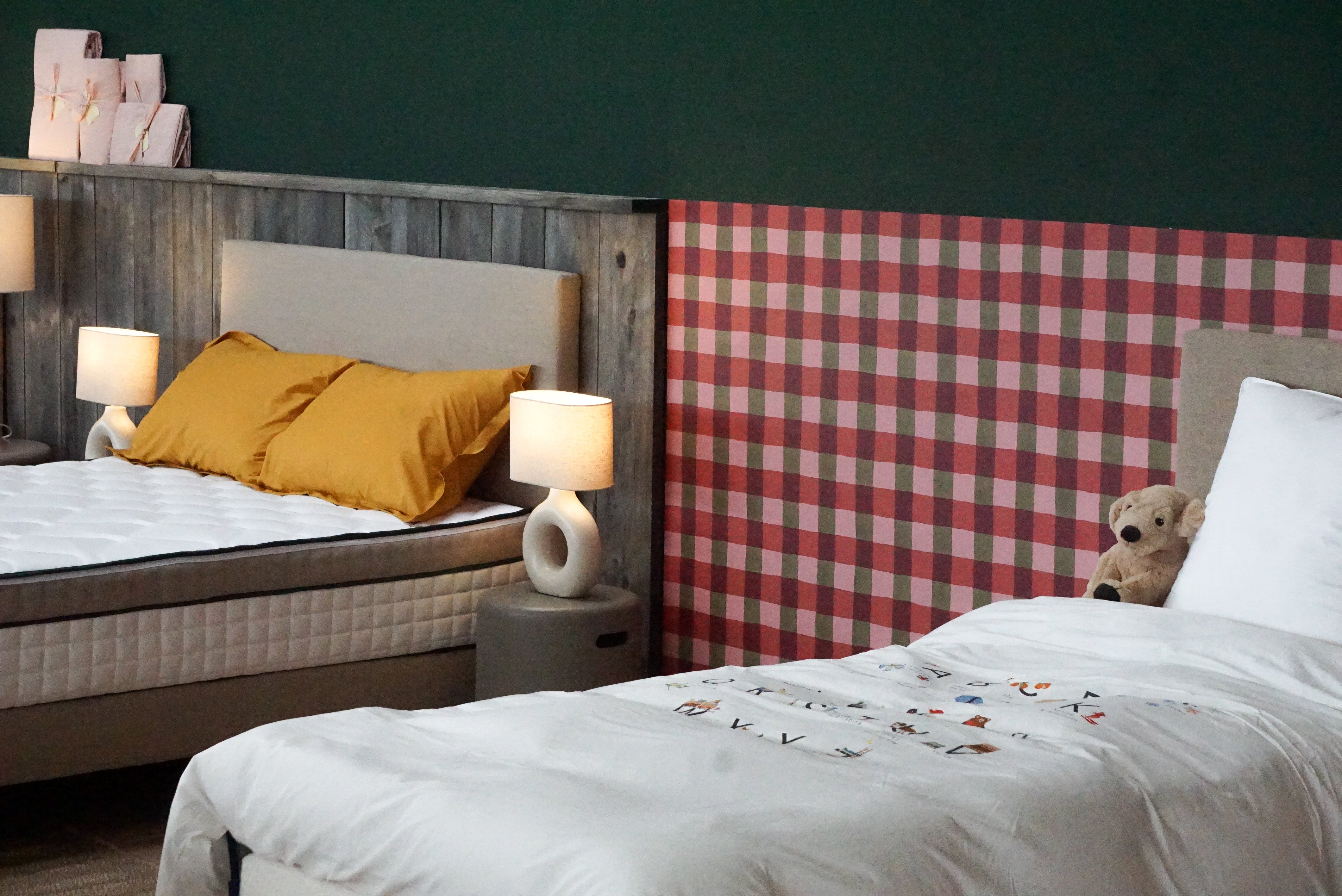 Coin enfant dans le magasin de literie Bonnuit à Douai, papier peint en arrière plan quadrillé rouge