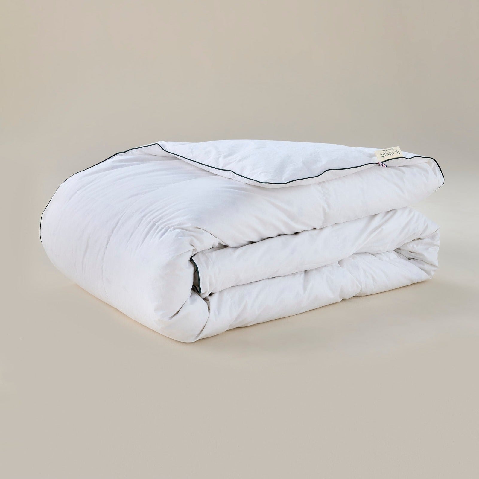 Couette Iconique Bonnuit 4 saisons vue en 3/4, duvet naturel et plumettes, finition douce et gonflante