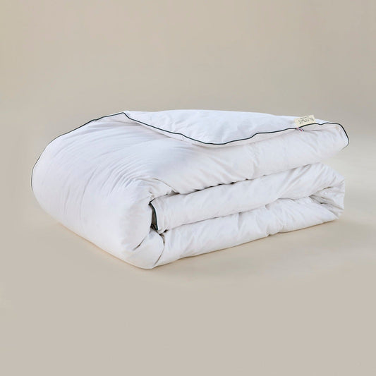 Couette Iconique Bonnuit 4 saisons vue en 3/4, duvet naturel et plumettes, finition douce et gonflante