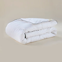 Couette Iconique Bonnuit 4 saisons vue en 3/4, duvet naturel et plumettes, finition douce et gonflante