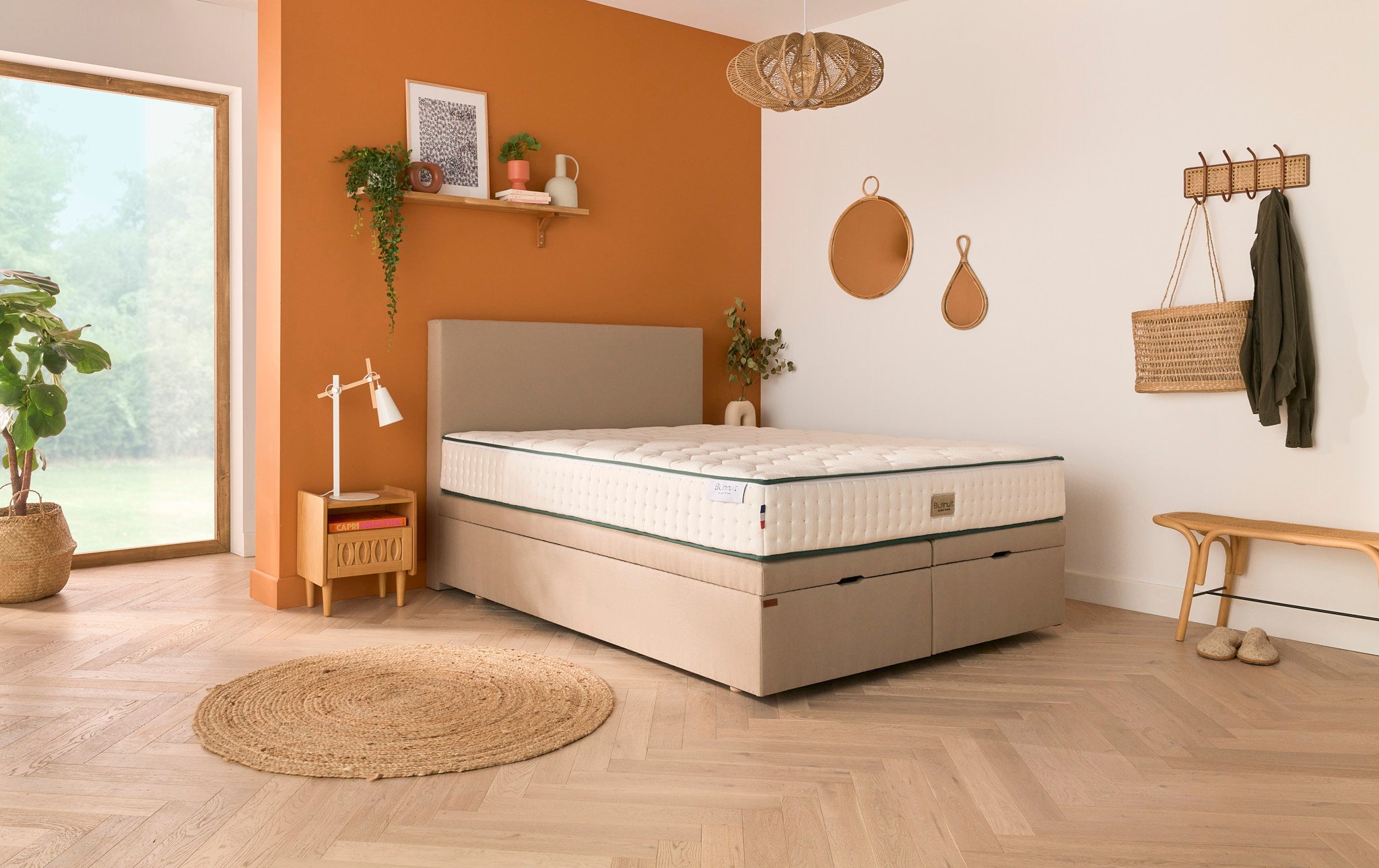 Matelas et sommier coffre Bonnuit dans une chambre chaleureuse, alliant design soigné, fonctionnalité et confort durable
