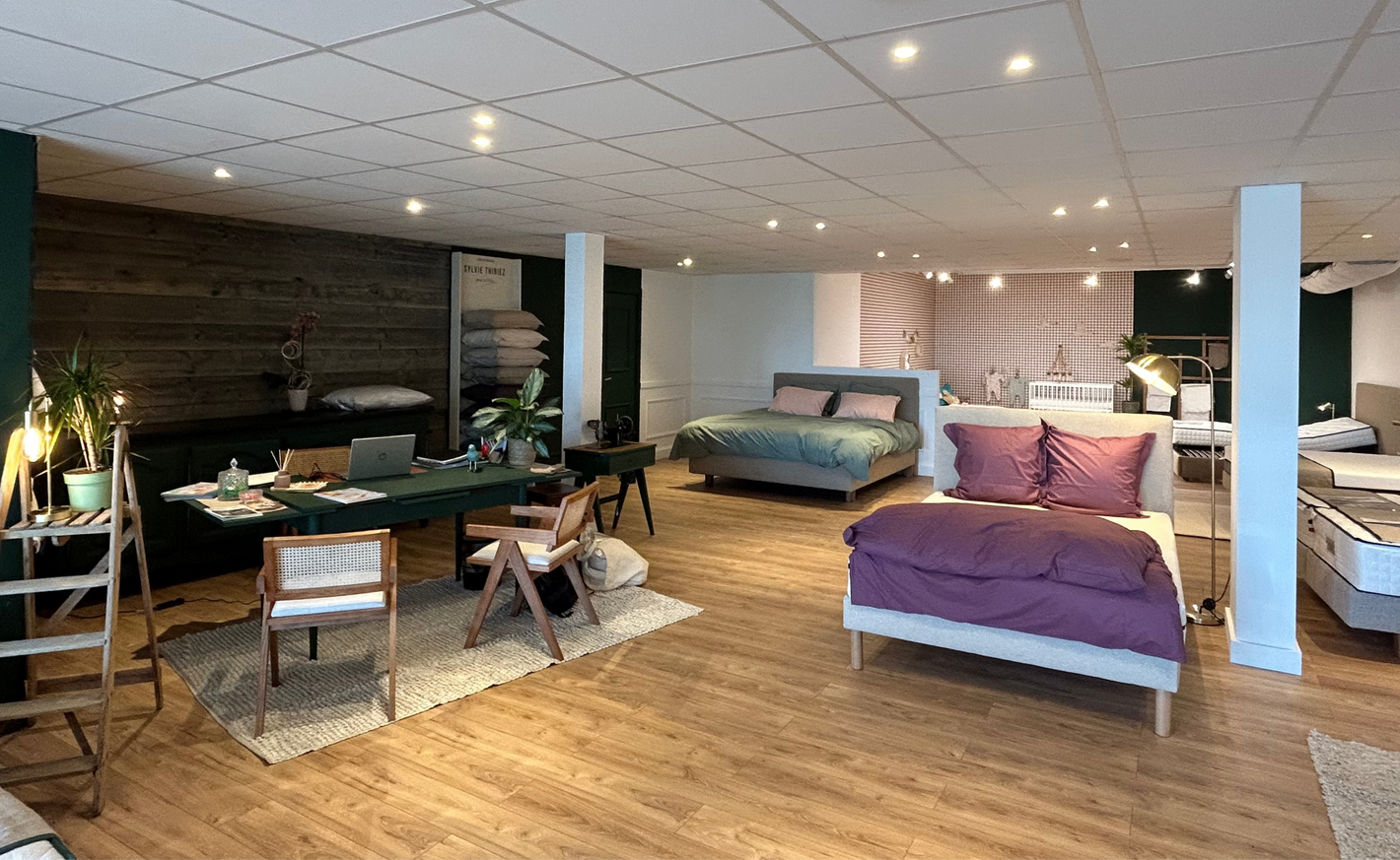 Intérieur du magasin Bonnuit à Bergues avec exposition de matelas et sommiers fabriqués en France