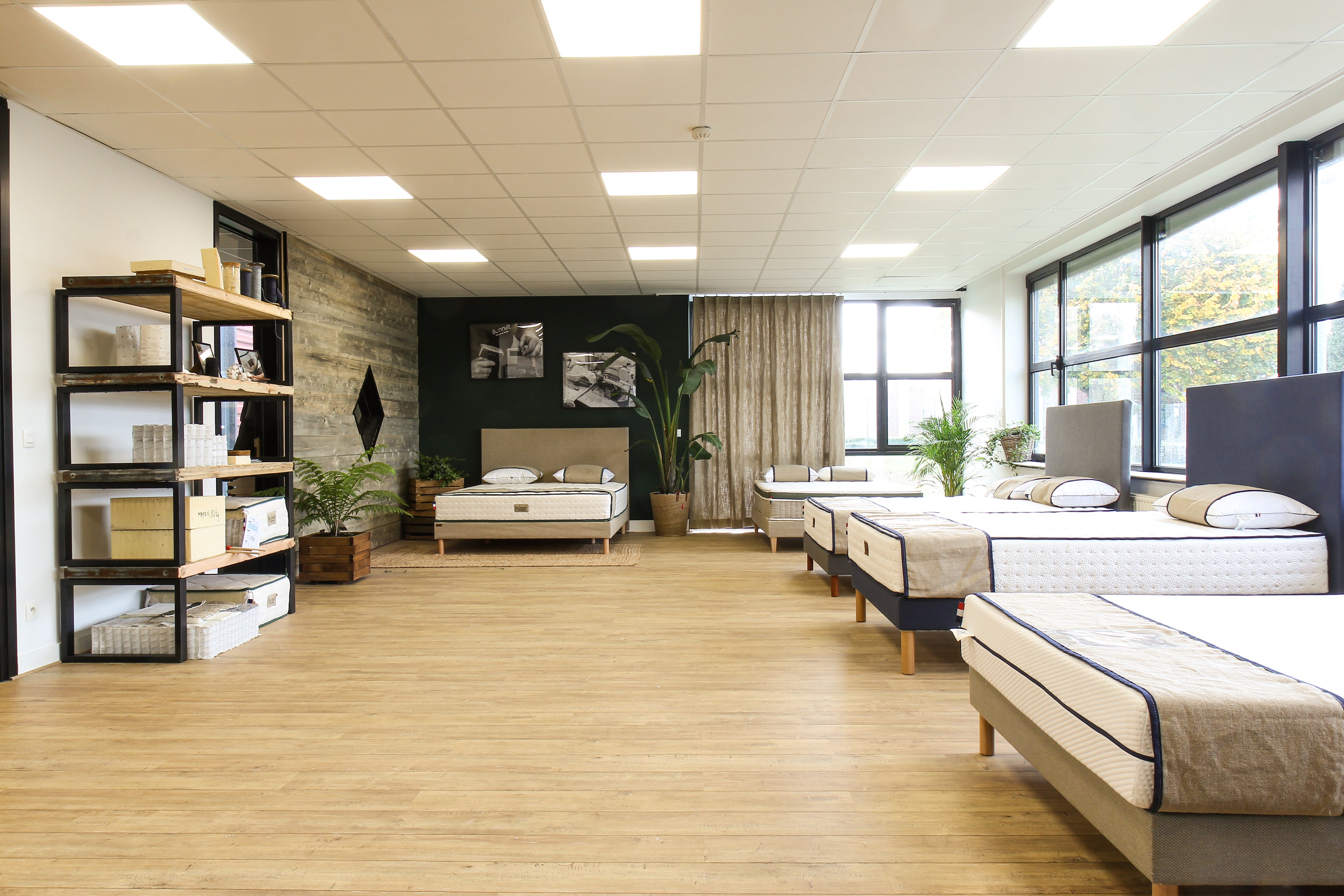 intérieur du magasin de literie Bonnuit à Bondues avec exposition de matelas, sommiers et têtes de lit fabriqués en France