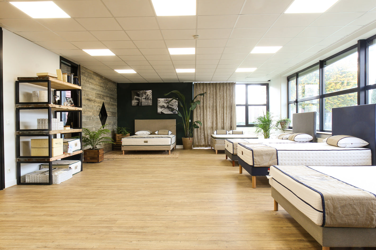 intérieur du magasin de literie Bonnuit à Bondues avec exposition de matelas, sommiers et têtes de lit fabriqués en France