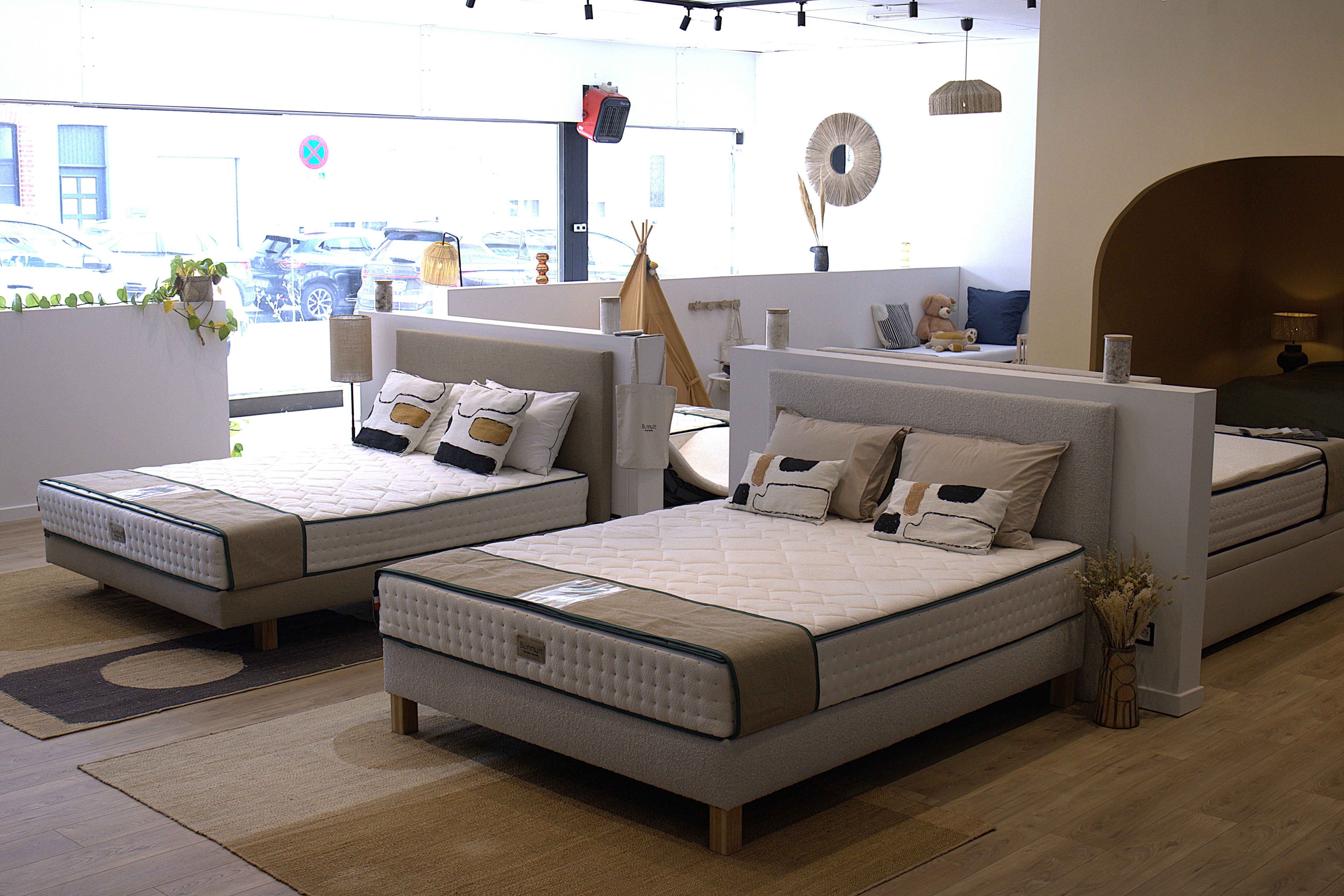 Intérieur du magasin de literie Bonnuit à Cysoing avec exposition de matelas, sommiers et têtes de lit fabriqués en France