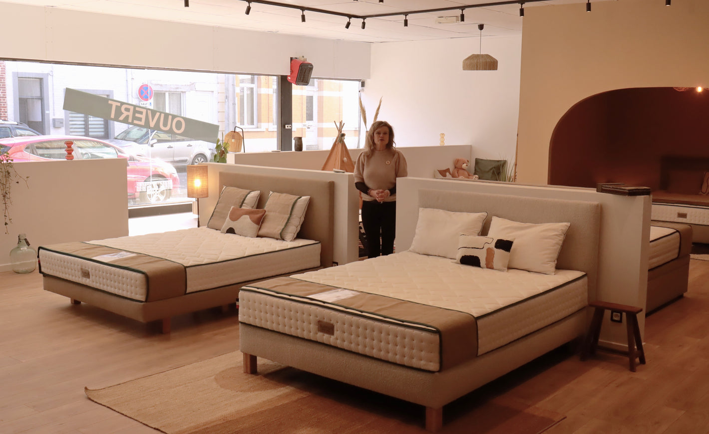 Intérieur du magasin Bonnuit à Cysoing avec exposition de matelas, sommiers et têtes de lit fabriqués en France