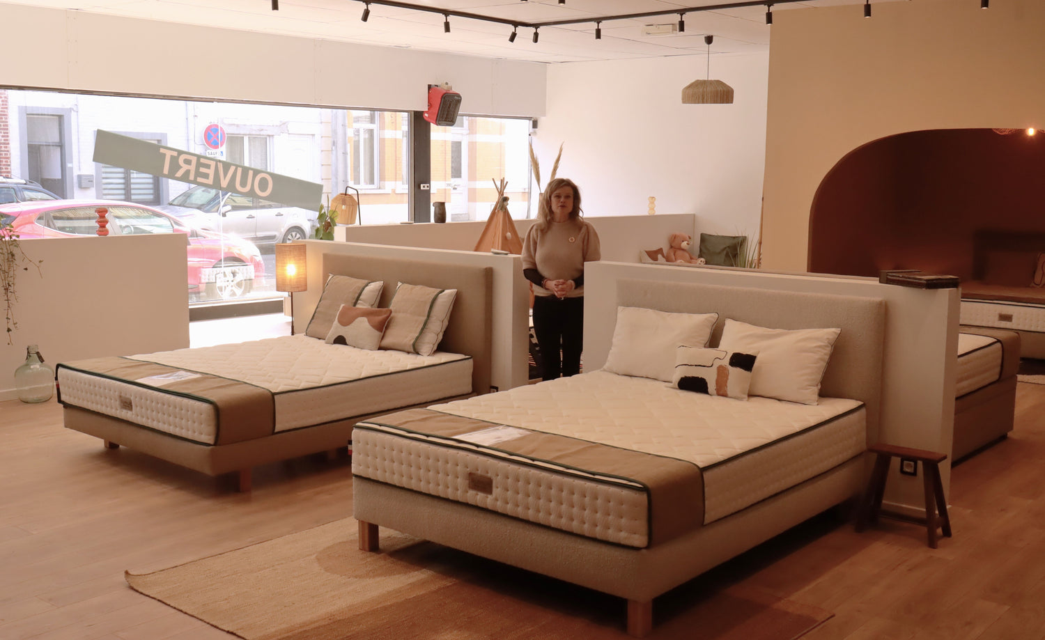 Intérieur du magasin Bonnuit à Cysoing avec exposition de matelas, sommiers et têtes de lit fabriqués en France