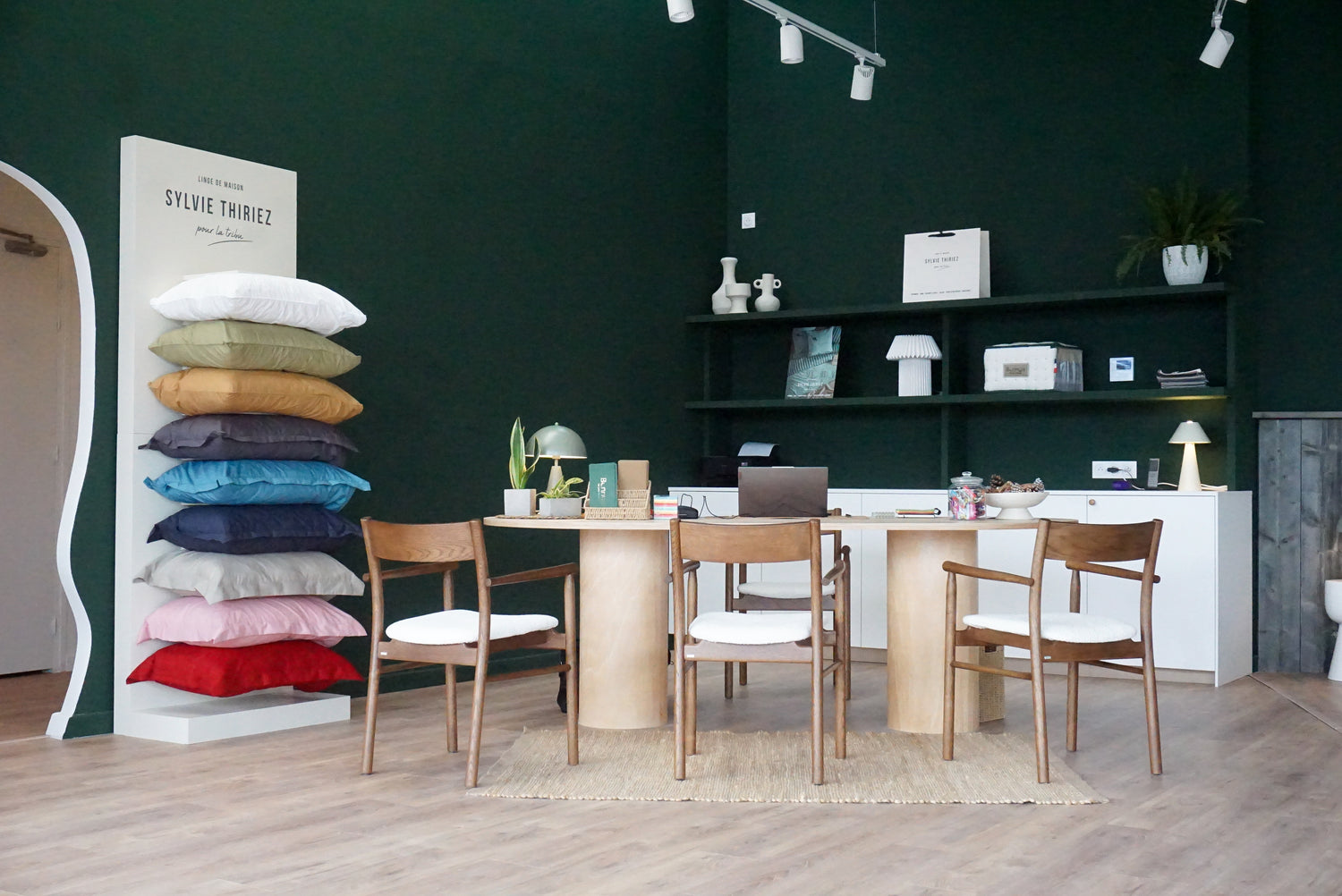 intérieur du magasin de literie Bonnuit à Douai avec exposition de matelas, sommiers et têtes de lit fabriqués en France