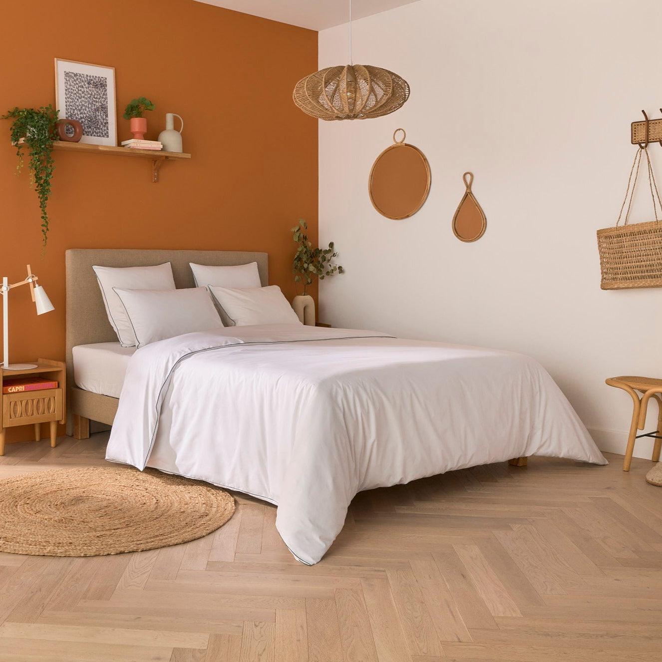 Matelas L’Authentique Bonnuit habillé d’une parure blanche dans une chambre douce et épurée