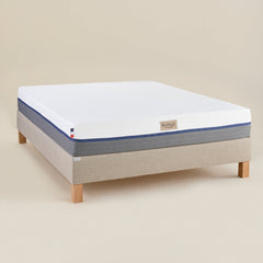 Matelas L’Authentique Bonnuit en mousse ferme avec accueil mémoire de forme, vue 3/4 avec housse bicolore et logo brodé sur lin