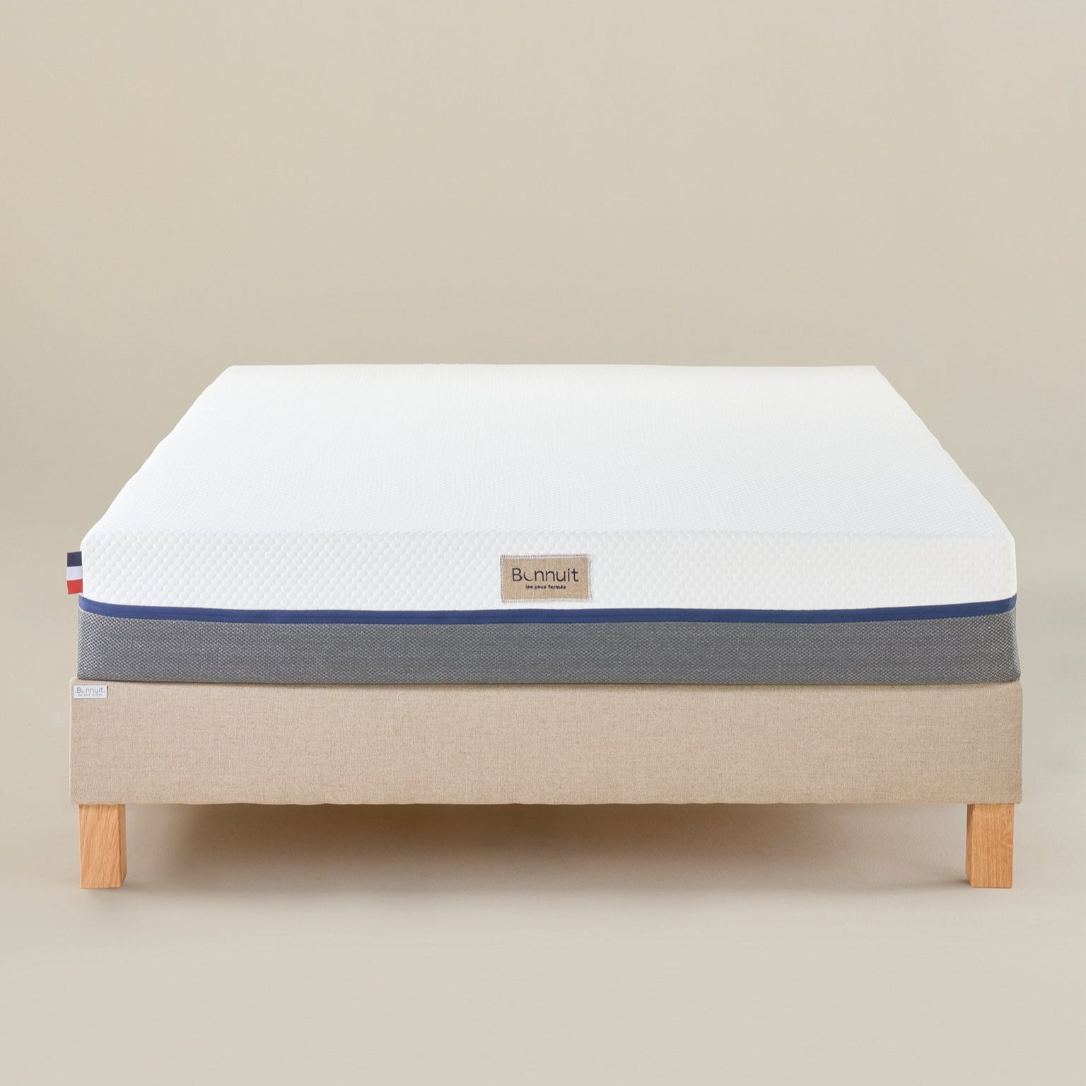 Matelas L’Authentique Bonnuit en mousse ferme et mémoire de forme, vue de face avec logo brodé et drapeau français