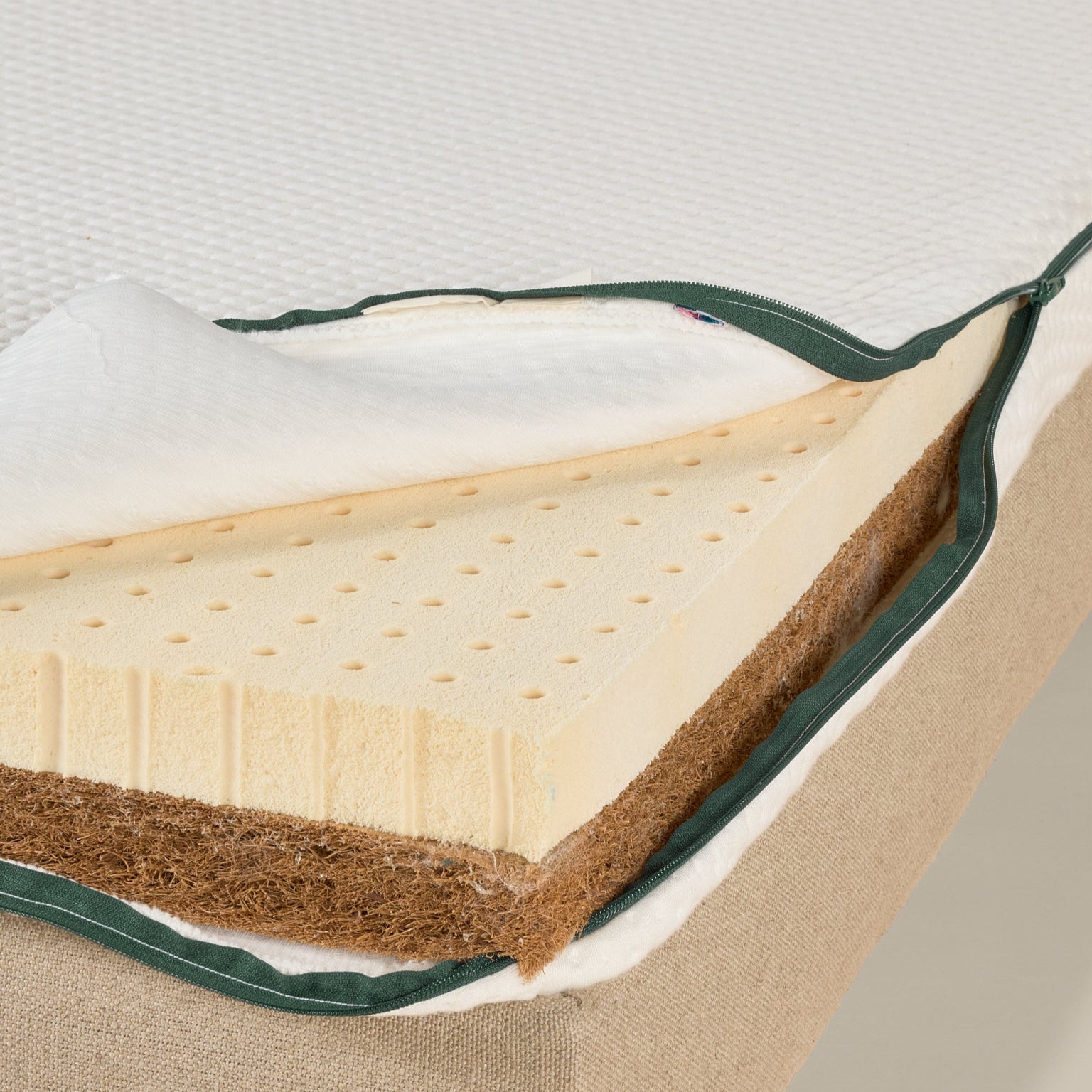 Vue intérieure du matelas bébé Évolutif avec cœur en latex naturel et fibre de coco, tissu intérieur visible