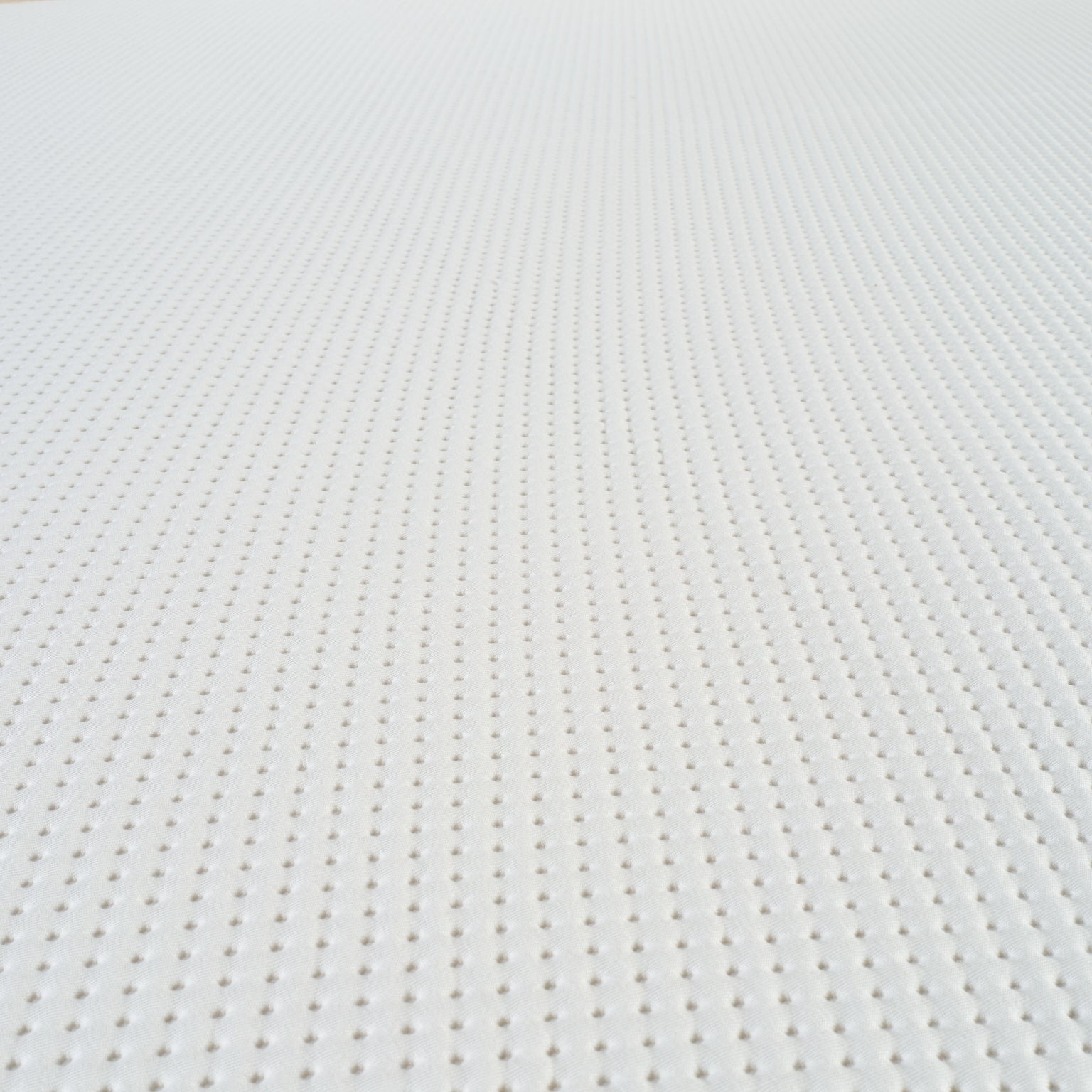 Vue de dessus du matelas L’Essentiel Bonnuit avec zoom sur le tissu blanc lavable