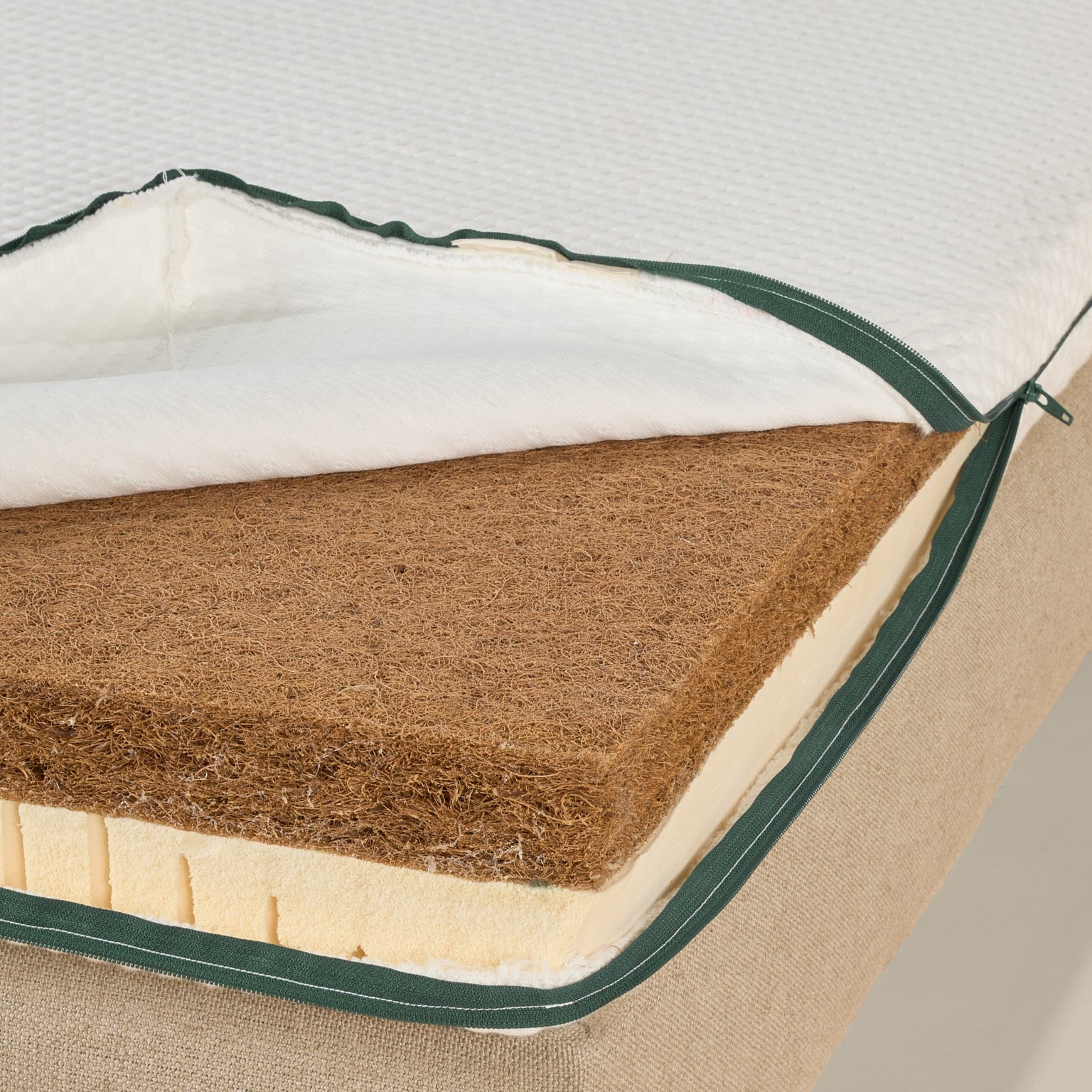 Vue intérieure du matelas bébé Évolutif avec cœur en latex naturel et fibre de coco, tissu intérieur visible