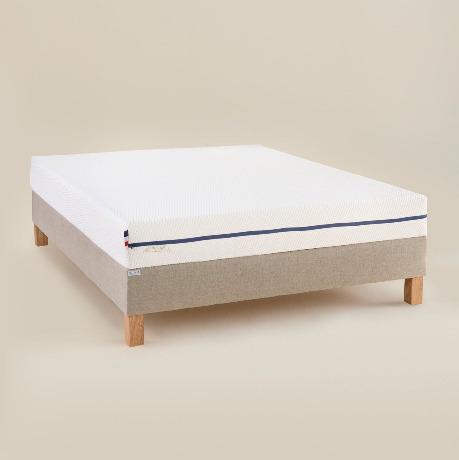 Matelas Le Pratique en mousse mémoire de forme vu en angle avec housse bicolore et liseré bleu