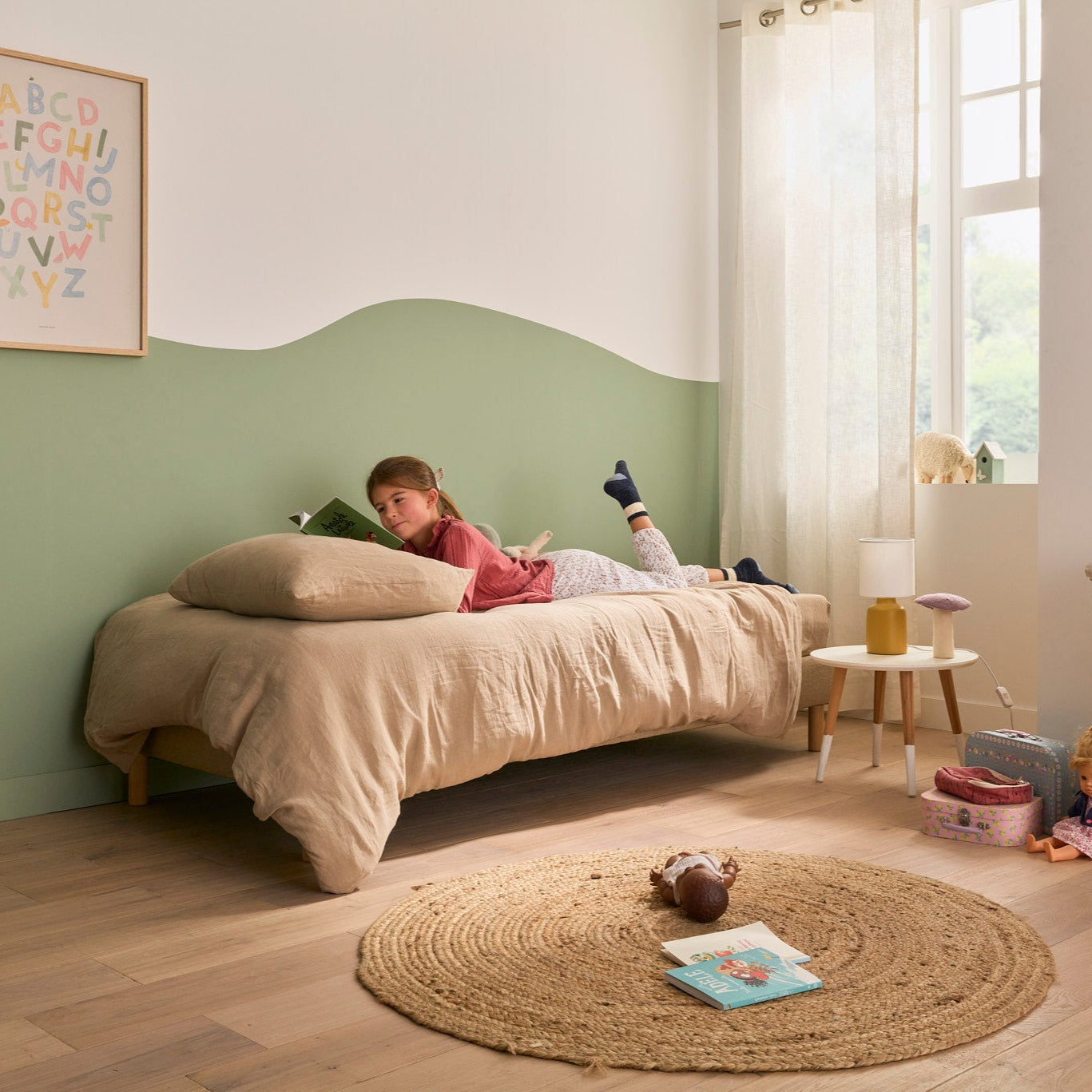 Chambre enfant avec le matelas Le Pratique, parure en lin lavé beige, ambiance cosy et douce
