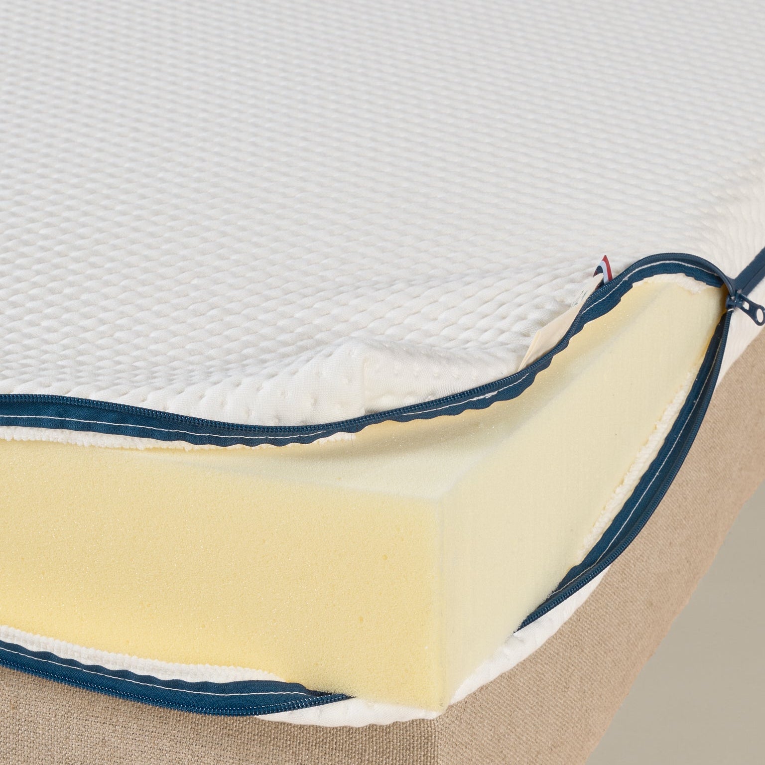 Vue intérieure du matelas Le P’tit Mousse avec mousse ferme et tissu intérieur visible
