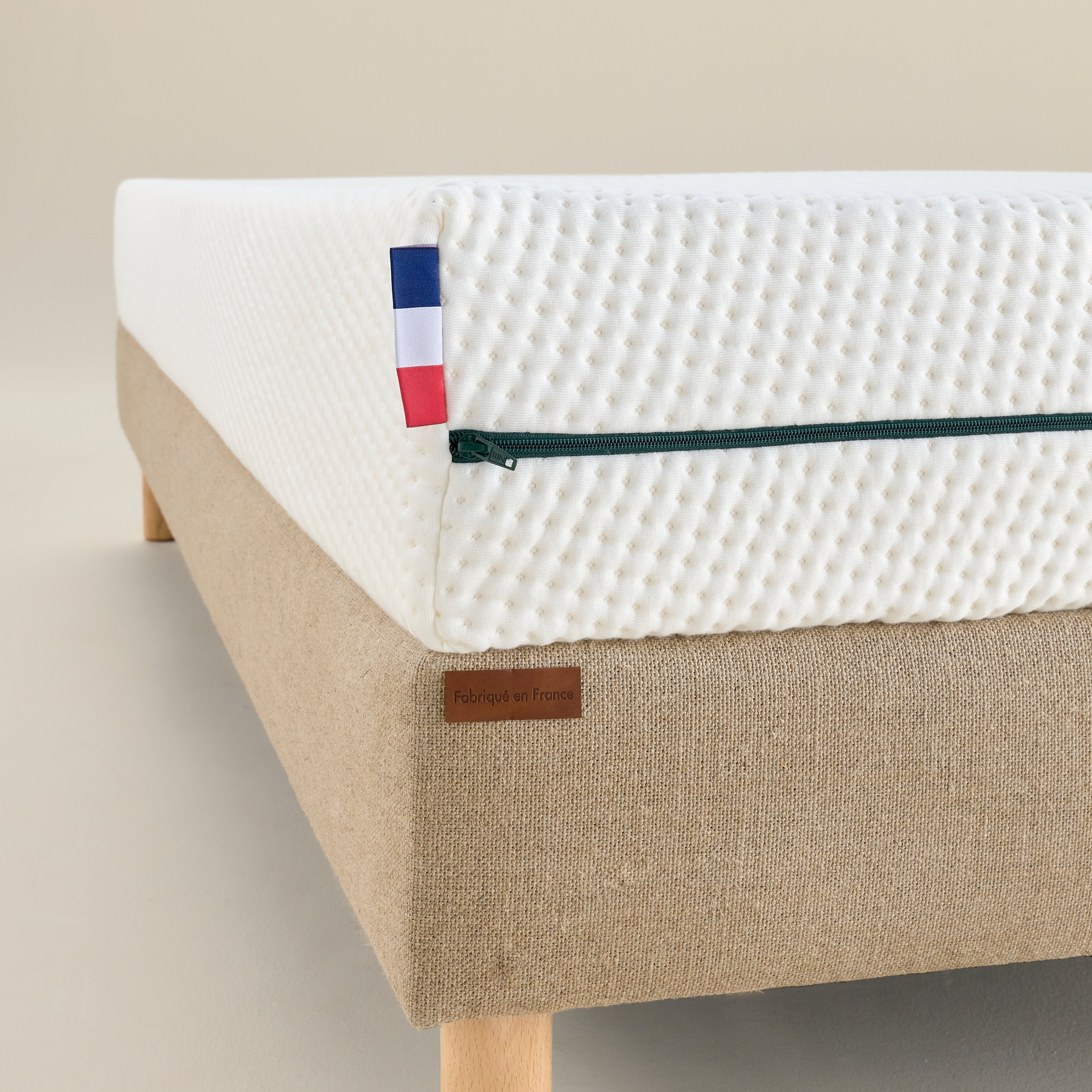 Zoom sur le coin du matelas enfant Le P’tit Mousse avec drapeau Bonnuit brodé et liseré bleu