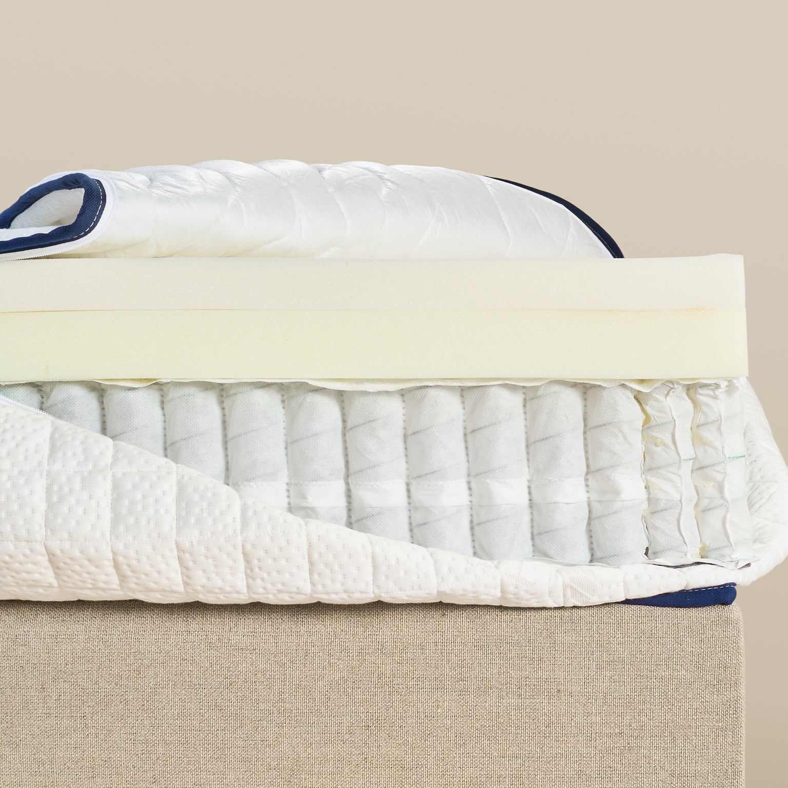 Vue intérieure du matelas Le Majestueux Bonnuit avec housse ouverte, laissant apparaître les ressorts ensachés et la mousse à mémoire de forme
