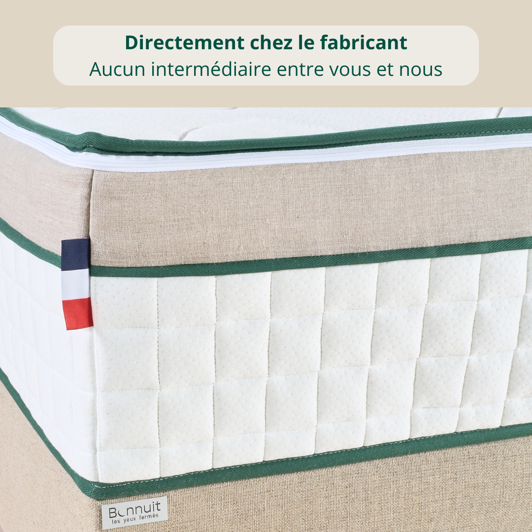 Zoom sur le coin du matelas Merveilleux Bonnuit en ressorts ensachés et latex naturel, avec le drapeau français apparent illustrant la fabrication en direct