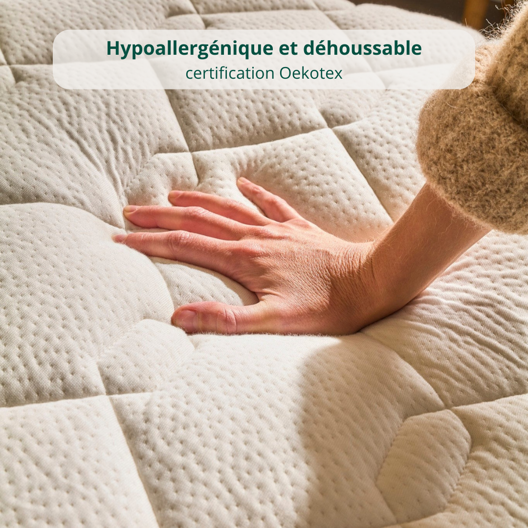 Zoom sur le plateau du matelas Original Bonnuit avec une main posée dessus, illustrant l'aspect hypoallergénique de la housse
