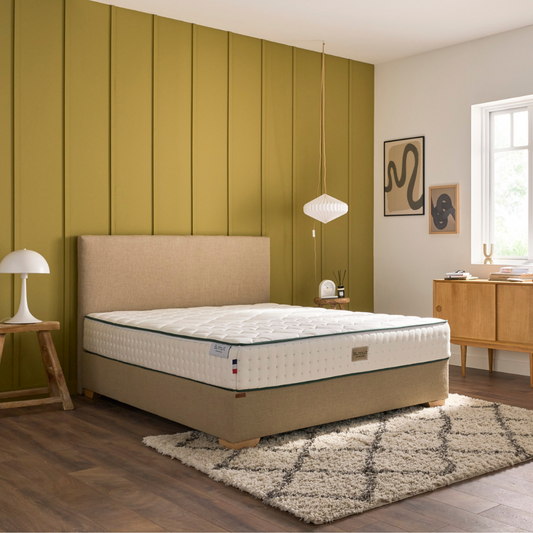 Chambre design présentant le matelas original Bonnuit en ressorts ensachés et latex, dans une ambiance feutrée