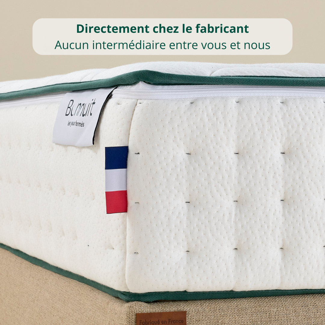 Zoom sur le coin du matelas Original Bonnuit en ressorts ensachés et latex naturel, avec le drapeau français apparent illustrant la fabrication en direct