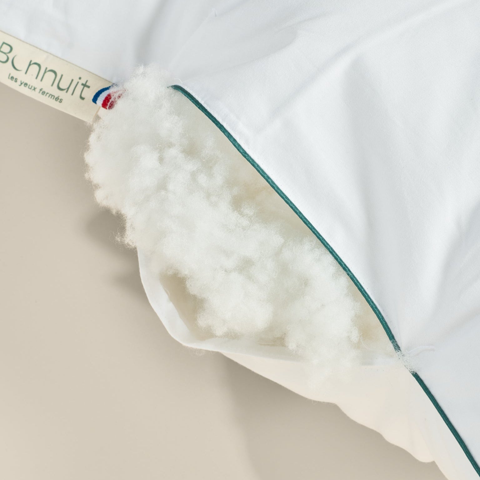 Vue intérieure de l’oreiller Universel montrant la fibre de Suprelle recyclée et le liseré vert