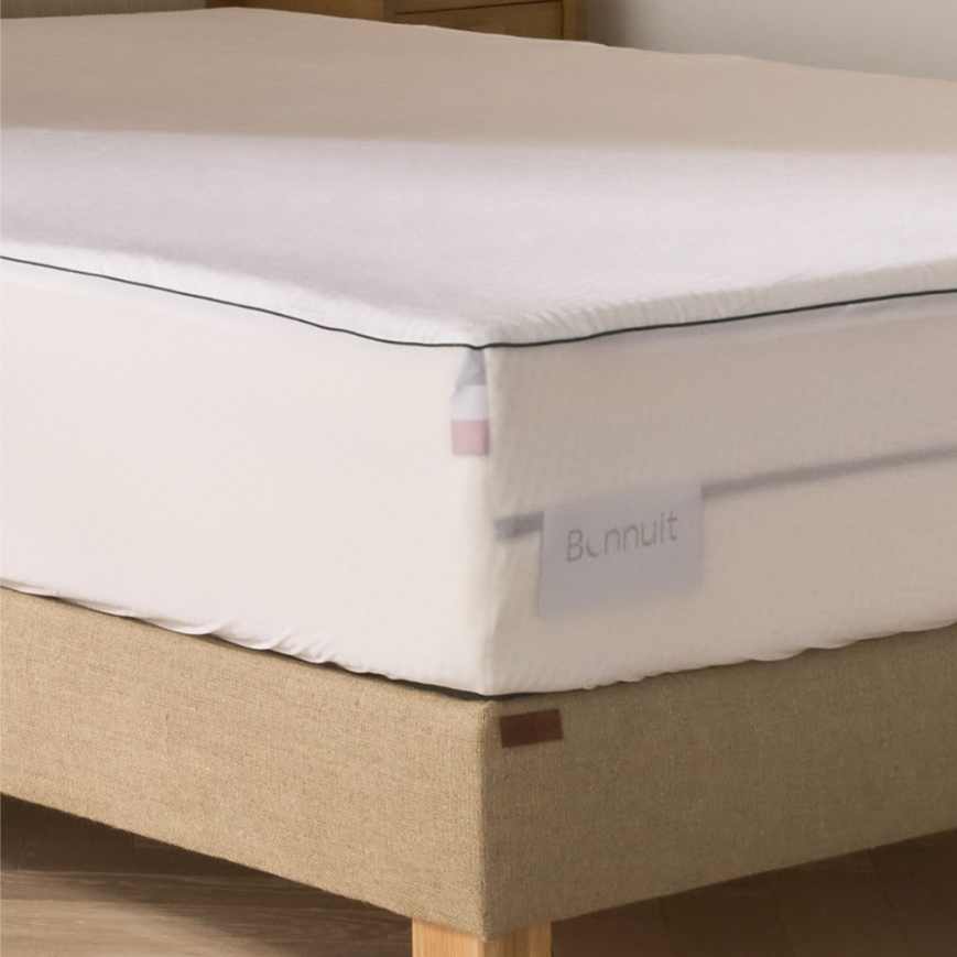 Vue d’un coin de matelas Bonnuit avec une protection en coton molletonné, fabriquée en France