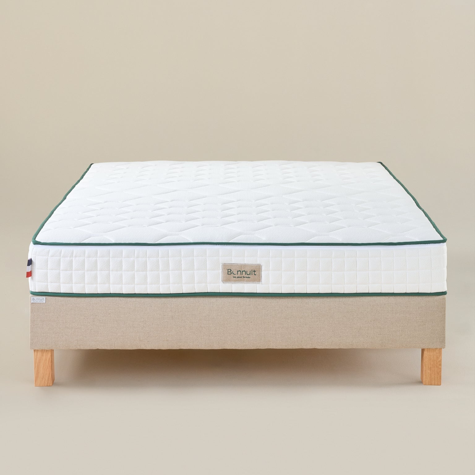 Sommier Classique avec matelas Bonnuit posé dessus, revêtement en lin naturel et pieds bois visibles