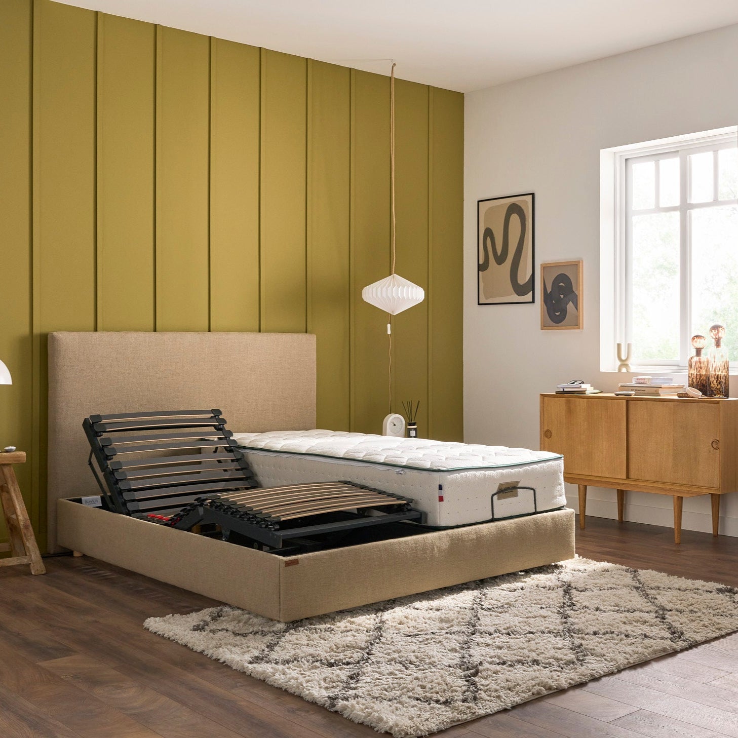 Sommier Divin électrique avec un matelas d’un côté et structure redressée de l’autre, lattes bien visibles