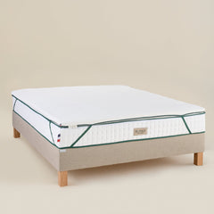 Surmatelas Aérien Bonnuit en latex 100 % naturel vu en 3/4 sur matelas, finition douce et épaisse