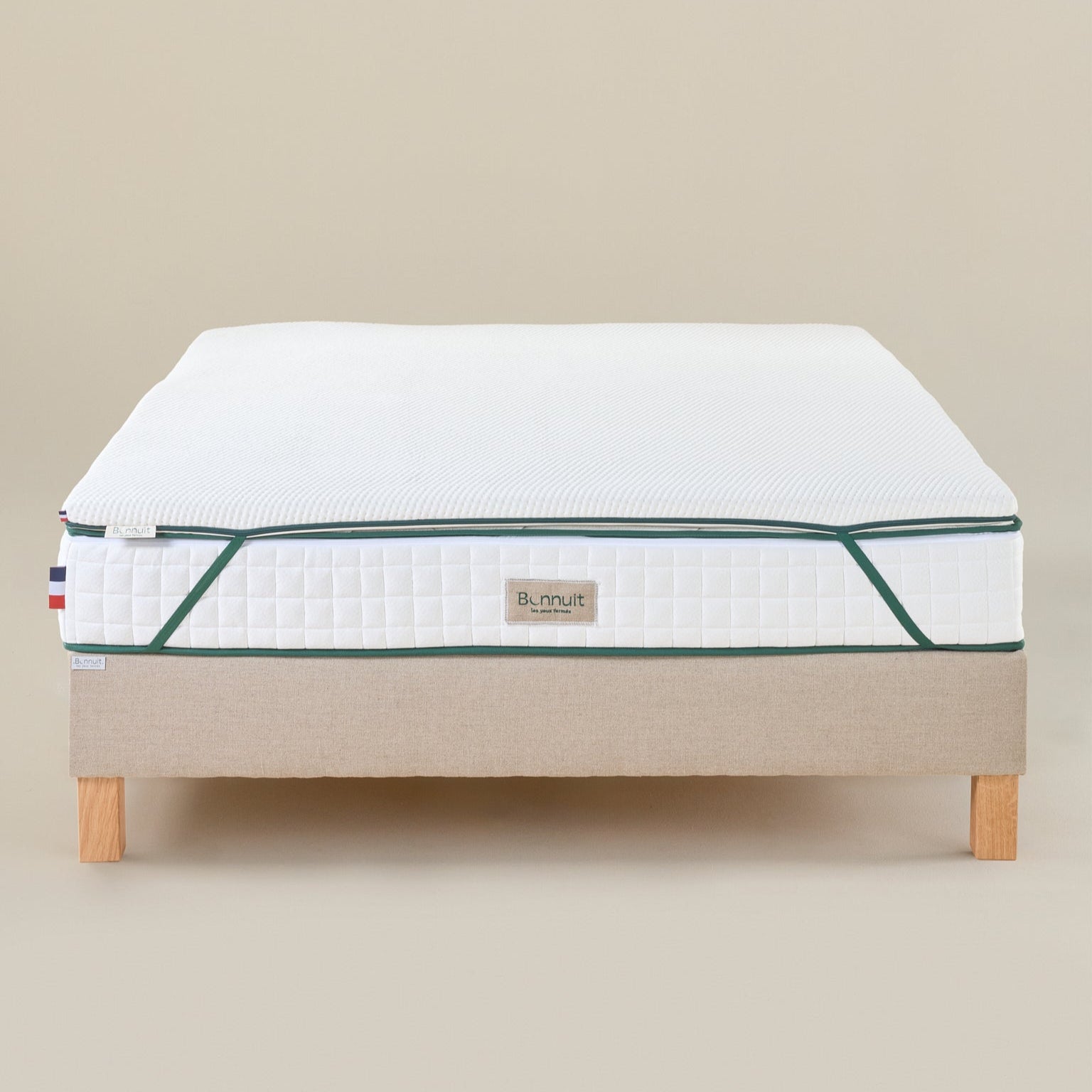 Surmatelas Aérien vu de face, élastiques aux quatre coins pour un bon maintien sur le matelas