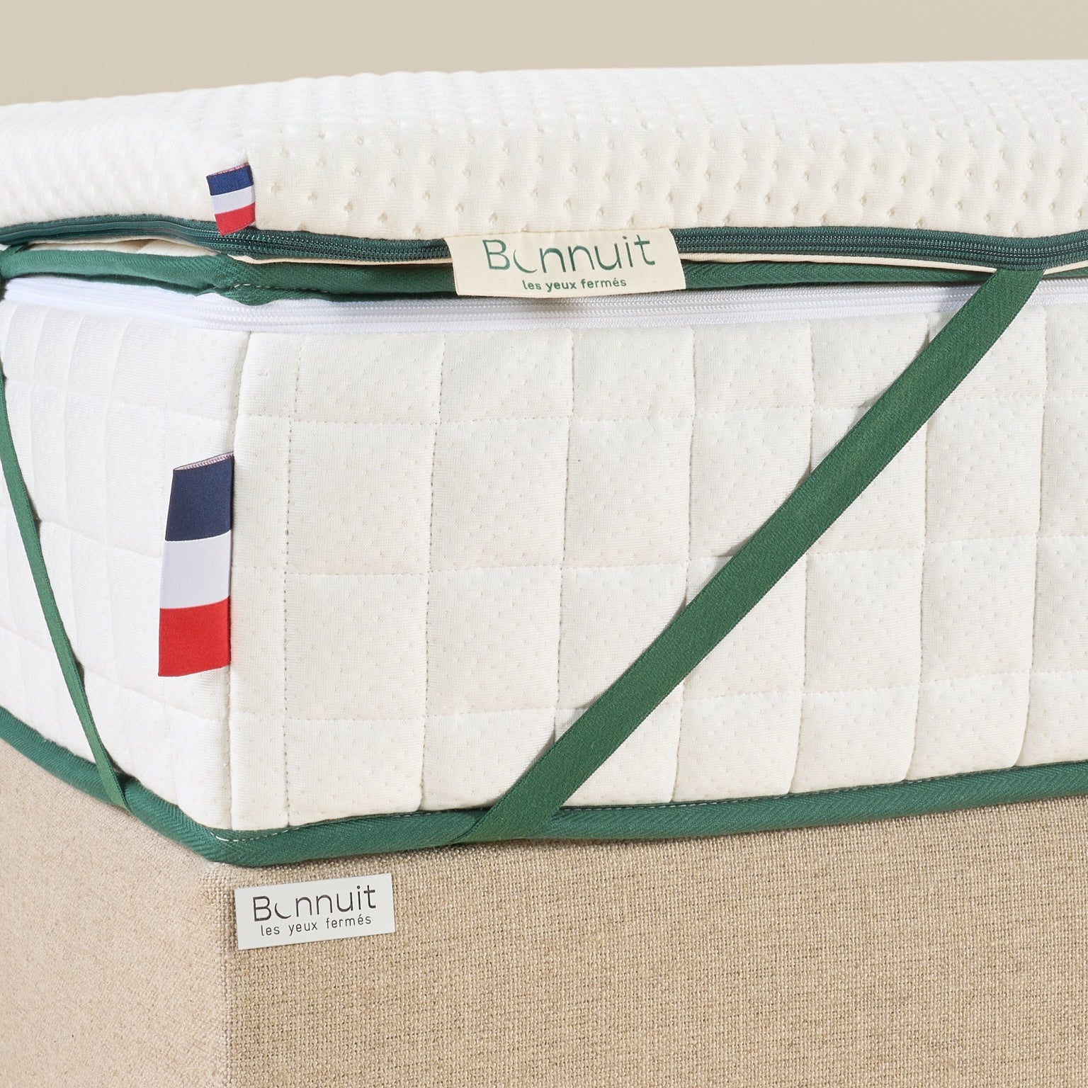Zoom sur le coin du surmatelas Aérien avec étiquette Bonnuit et drapeau bleu blanc rouge visibles