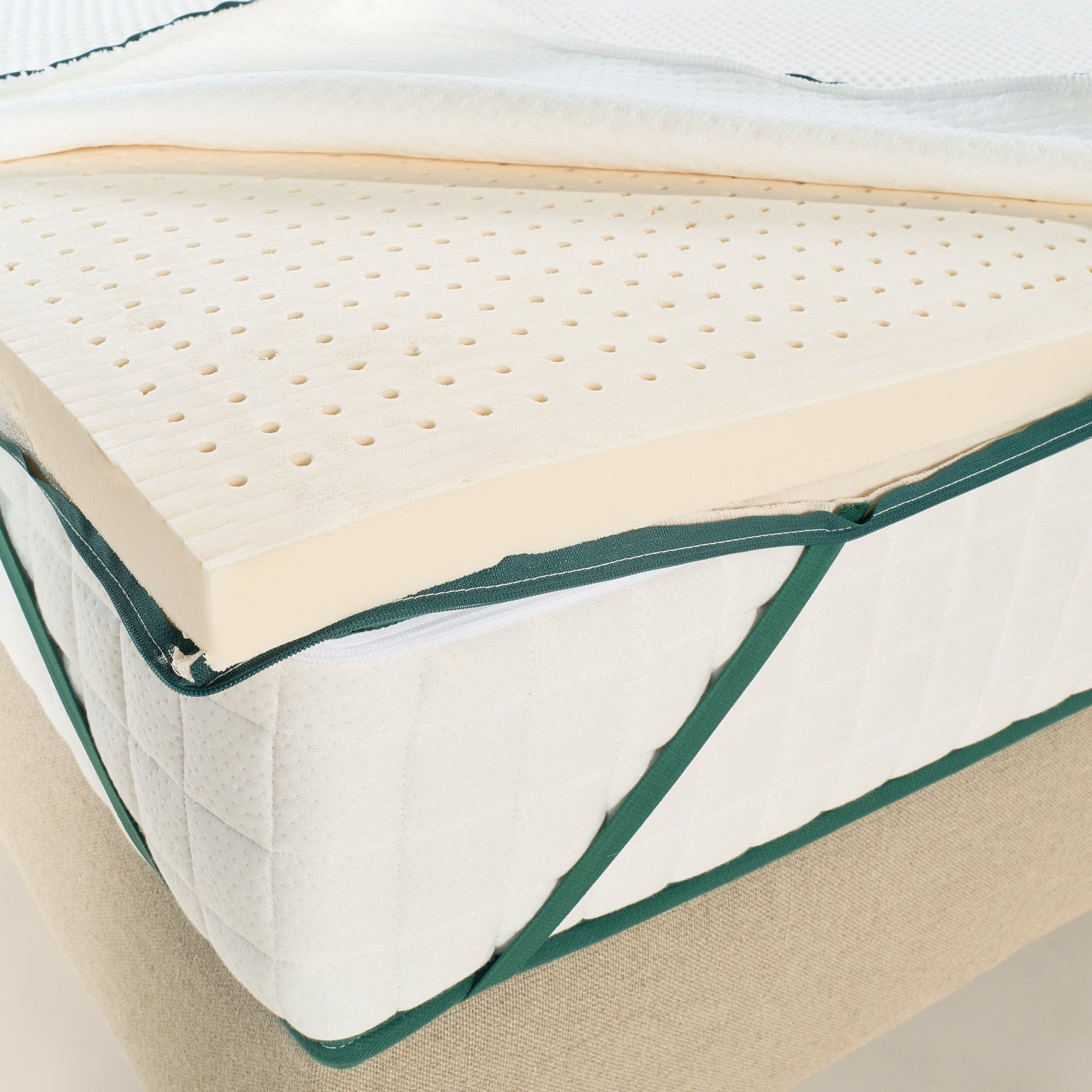 Zoom sur un coin du surmatelas Aérien avec housse bambou ouverte, intérieur en latex naturel visible
